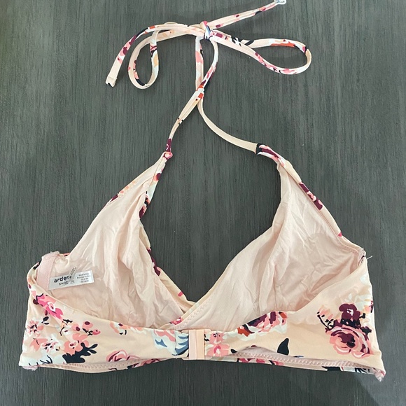Floral crossover swim top. - Picture 2 of 2